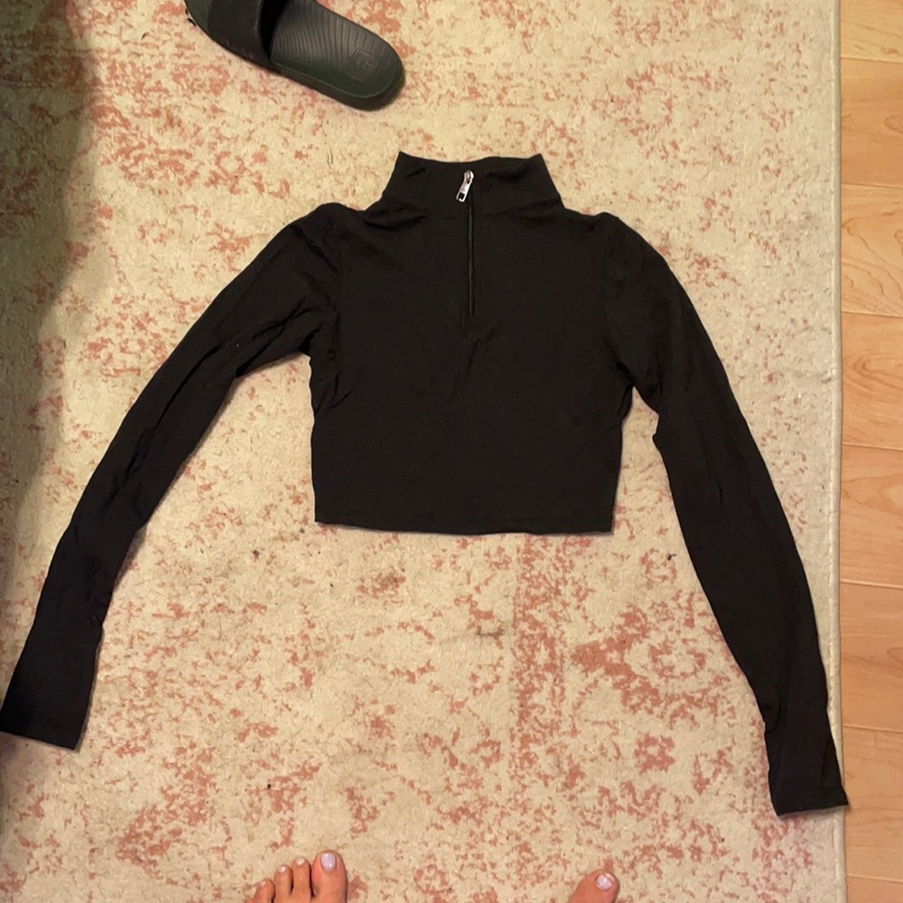 Balance half zip, black pullover crop!